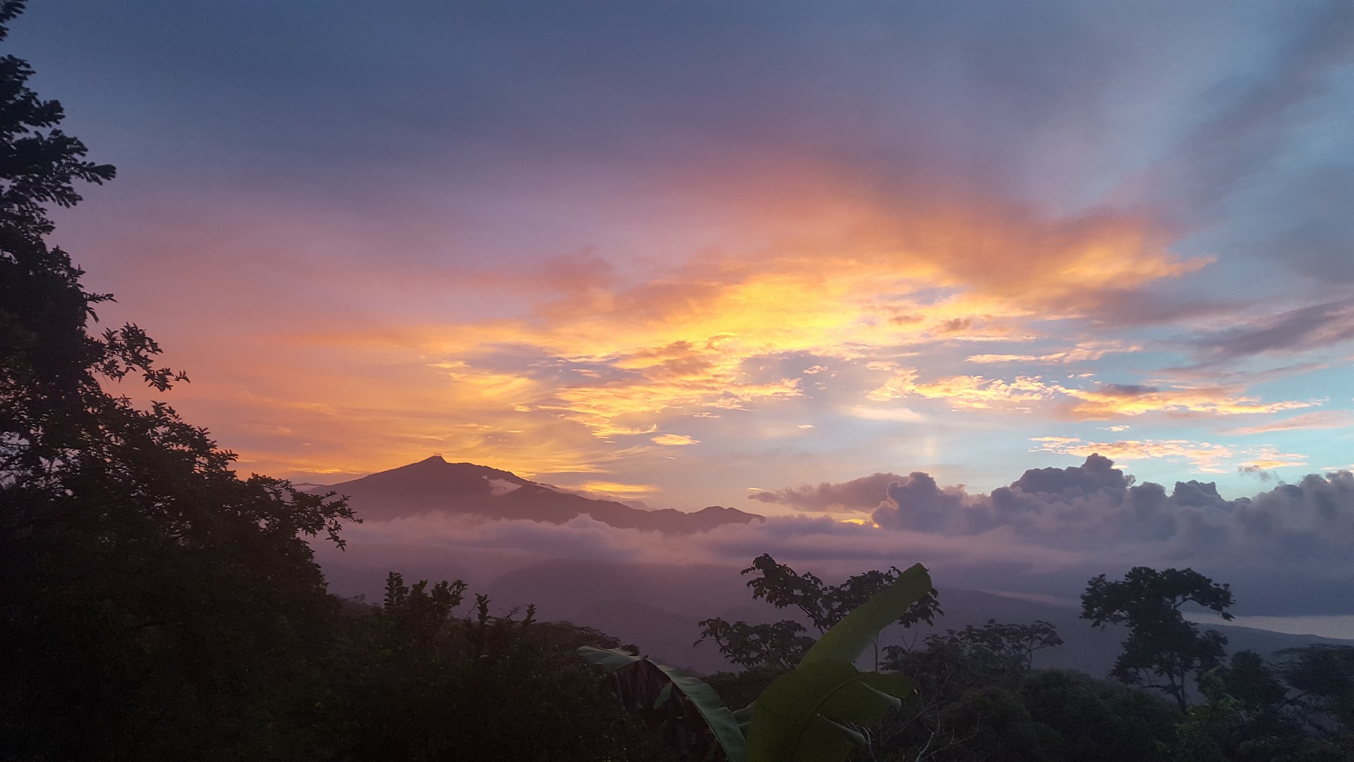 volcan turrialba au costa rica, coucher de soleil, montagnes